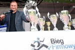 Konferansjer Robert Błaszczyk prowadzi BIEG FIRMOWY